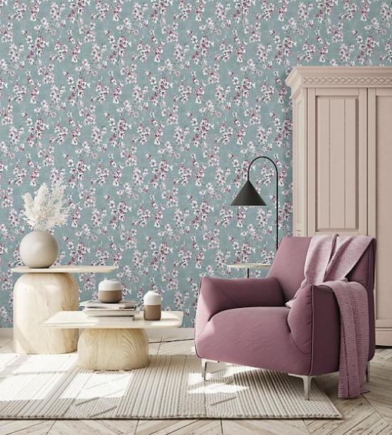 Fleurs roses sur fond bleu foncé
